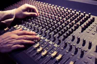 在演播室坐的微笑的年轻酣然的生产商