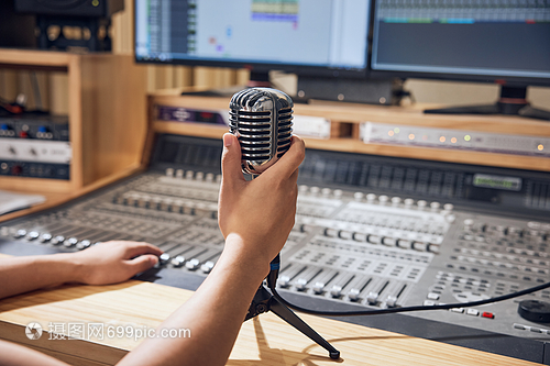 幕后之声 录音棚里调音师的精准艺术